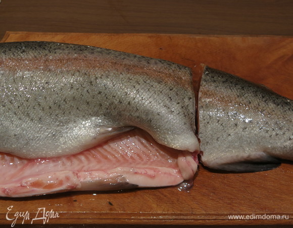 Форель моем, потрошим, срезаем голову и хвостовую часть.