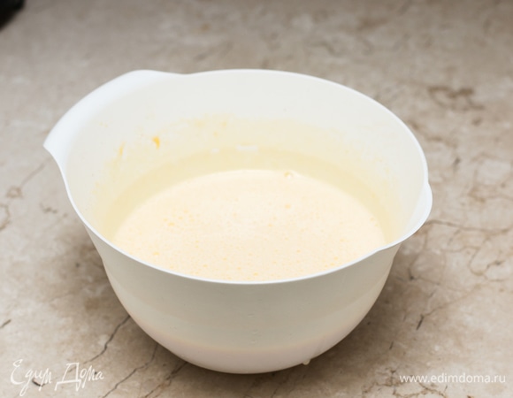 Взбейте яйца с сахаром до увеличения в объеме в 2–3 раза.