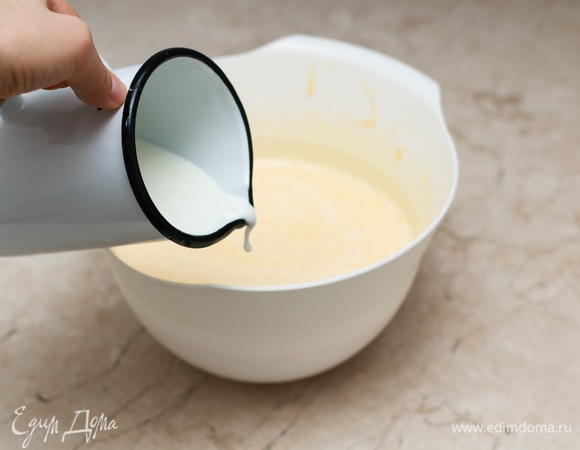 Добавьте в яичную смесь молоко.