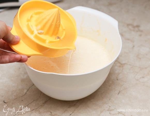 Влейте свежевыжатый лимонный сок.