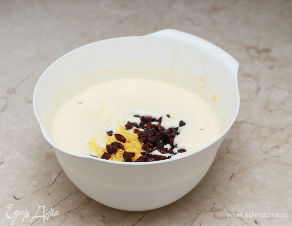 Всыпьте лимонную цедру и клюкву.