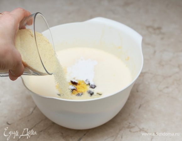 Добавьте манную крупу.