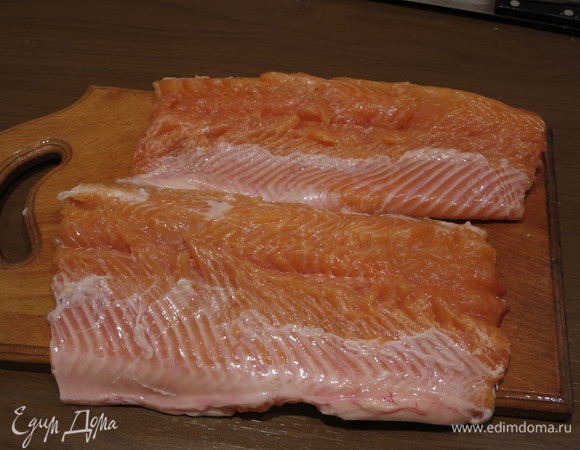 Делаем надрезы вдоль хребта, вырезаем хребет.