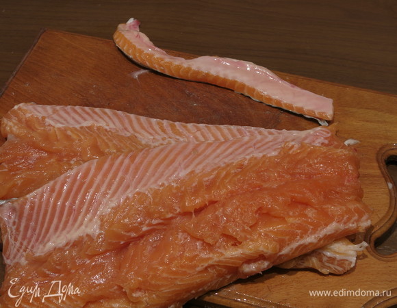Срезаем брюшную часть. Срезаем филе с кожи, делаем надрезы книжкой с двух сторон вдоль линии хребта в широкой части филе.