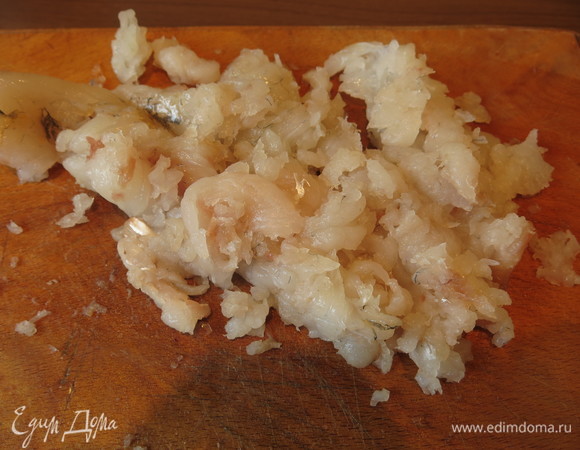 Потрошим и филируем судака, нарезаем филе.