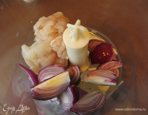 Кладем в процессор лук и филе.