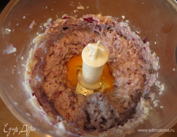 Перебиваем на процессоре филе, булку, лук, добавляем яйцо, перемешиваем, кладем соль и перец.