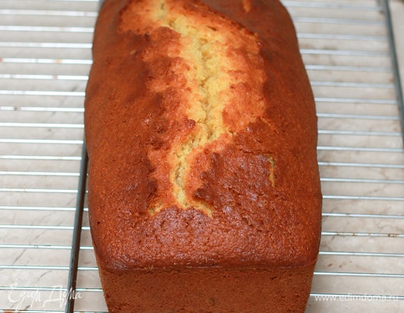 Выпекайте кекс в разогретой до 180°C около 1 часа. Через 50 минут проверьте готовность деревянной шпажкой, она должна выходить из середины кекса сухой. При необходимости оставьте кекс в духовке еще на 20–30 минут, прикрыв сверху бумагой для выпечки или фольгой, чтобы верхушка не подгорела, пока пропекается серединка.