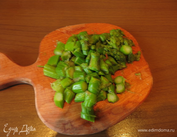 Отвариваем в кипящей воде спаржу пару минут, охлаждаем ее в холодной воде. Бульон не выливаем.