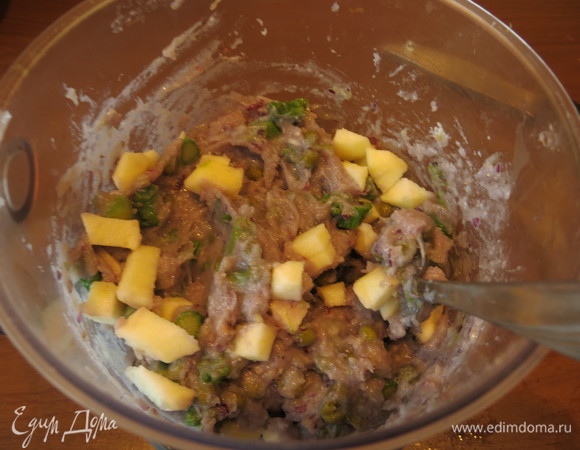 Кладем в фарш три ложки горошка, яблоко и спаржу.