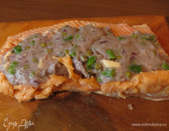 Выкладываем в разрез книжки фарш, формируем пласт мокрой рукой. Повторяем операции со вторым куском.