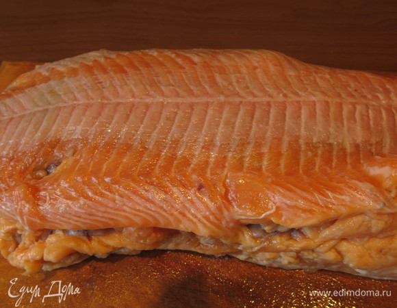 Соединяем два куска фаршем внутрь, перевернув один кусок с фаршем на 180°C. Тонкий край филе верхнего куска над толстым краем нижнего.