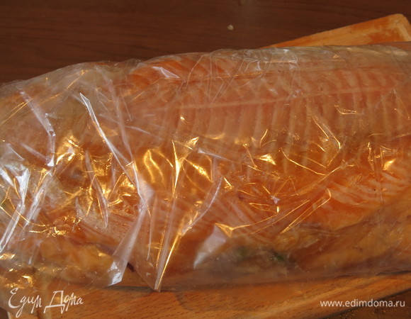 Смазываем рыбу маслом, чтобы рыба не прилипла к пленке. Заворачиваем рыбу в пленку. И ставим варить в бульон, в котором варилась спаржа, добавим три луковицы и кусочек сельдерея корневого.