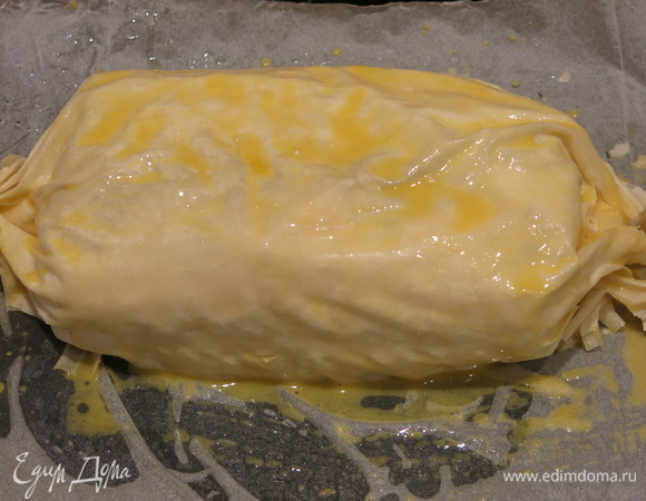 Помещаем рыбу в листы фило, формируем «конфету». Смазываем желтком с ложкой молока.