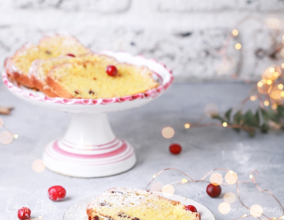 Остывший кекс разрезать на порционные кусочки и подавать к чаю, посыпав сахарной пудрой.