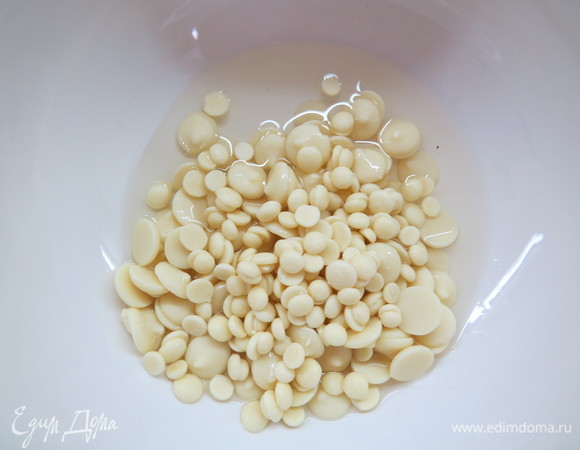 Готовим кокосовое пралине. На водяной бане или в микроволновке (малыми импульсами) растопить белый шоколад с кокосовым маслом.