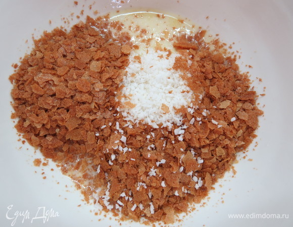 Кокосовую стружку и вафельную крошку подмешать к белому шоколаду. Массу вылить на дно силиконовой формы, после заморозки извлечь заготовку с пралине. Стружку рекомендую брать feuillantine, продается во многих кондитерских магазинах.