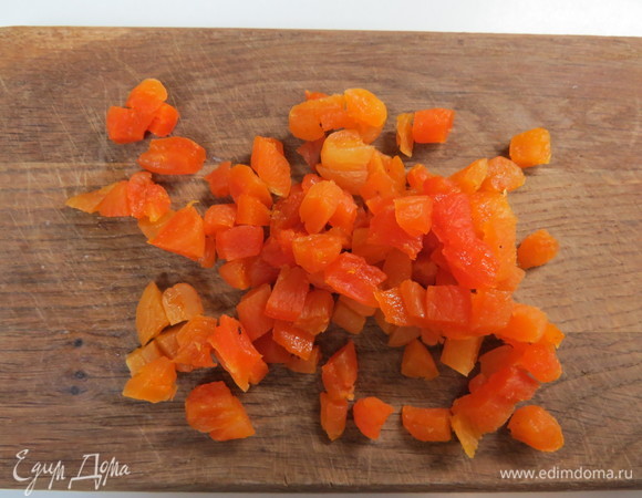 Готовим джем из кураги. Курагу нарезать мелкими кубиками.