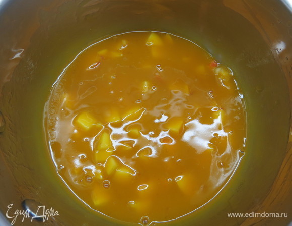 Смешайте в небольшой кастрюльке 5 г сахара, сливочное масло, порезанную курагу, абрикосовый джем и лимонный сок.