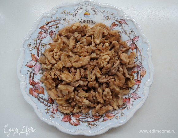 Грецкие орехи залить очень горячей водой, дать постоять. Затем очистить от шкурки, просушить в духовке и смолоть в муку.