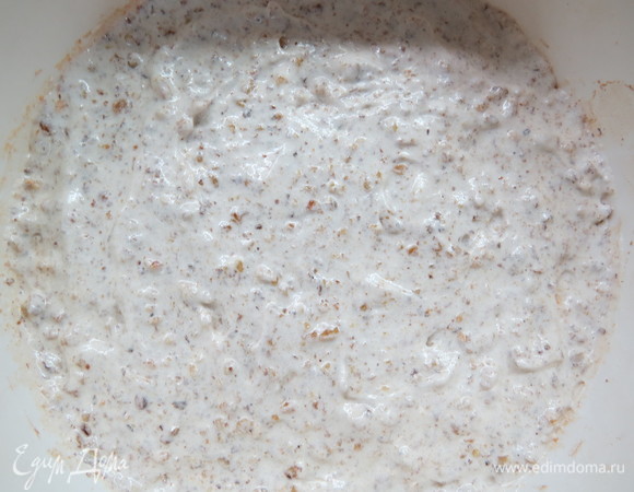 Добавить в яичную смесь миндальную муку и муку из грецкого ореха, аккуратно вымешивая. В конце добавить растопленное сливочное масло и аккуратно перемешать, стараясь не нарушить воздушность теста. Тесто собрать в кулинарный мешок с ровной и круглой насадкой. На пергаментной бумаге нарисовать прямоугольник, равный по размеру двум основам вашей формы. Отсадить тесто, полностью заполнив трафарет. Выпекать в заранее разогретой духовке 7 минут. Готовый бисквит перевернуть на полотенце, снять верхний слой бумаги, дать полностью остыть.