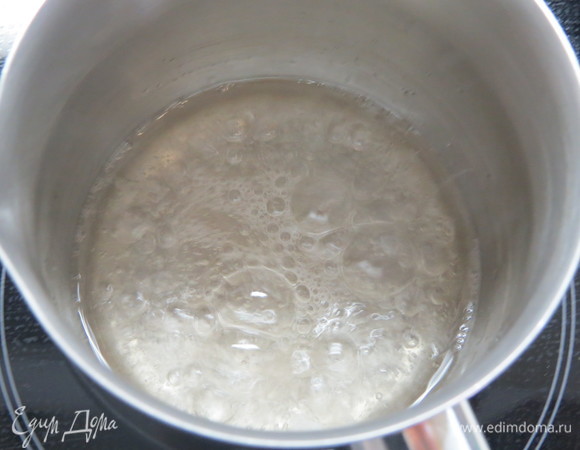 Готовим итальянскую меренгу. Нагреть сахарный сироп (60 г сахара + 20 г воды) до 120°C.