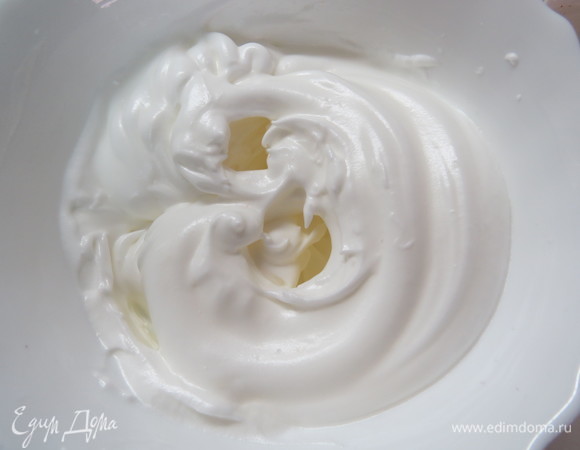 Взбить белки до пены, не выключая миксера, влить тоненькой струйкой сироп. Взбивать на высокой скорости до устойчивых форм пик, гладкого и блестящего состояния.