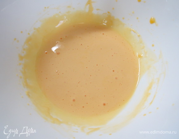 Делаем Pâte à Bombe — это густая, кремообраная и светлая масса, полученная из яичных желтков, взбитых на горячем сахарном сиропе. В небольшой кастрюльке соединить 28 г сахара и 7 г воды. Довести сироп до кипения, время от времени помешивая, чтобы сахар полностью растворился. Варить до тех пор, пока сироп не достигнет температуры 120°C. Когда сироп готов, влить тонкой струйкой в желтковую массу, взбивать на большой скорости пока смесь не побелеет.