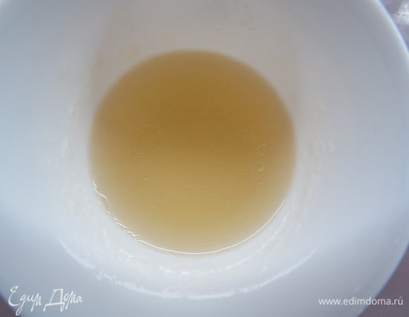 Готовим мусс из белого шоколада: Замочите желатин в холодной воде и дайте ему набухнуть.