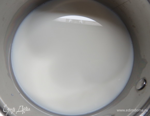 Нагреть сливки, но не доводить до кипения. Белый шоколад растопите на водяной бане или в микроволновой печи. Влить горячие сливки в шоколад и перемешайте до объединения.