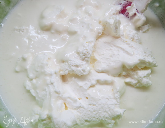 Добавить желатин и перемешать до однородности. Охладить смесь до комнатной температуры, добавить Pâte à Bombe и аккуратно перемешать. Затем ввести взбитые сливки и итальянскую меренгу. Аккуратно перемешайте все силиконовой лопаточкой.