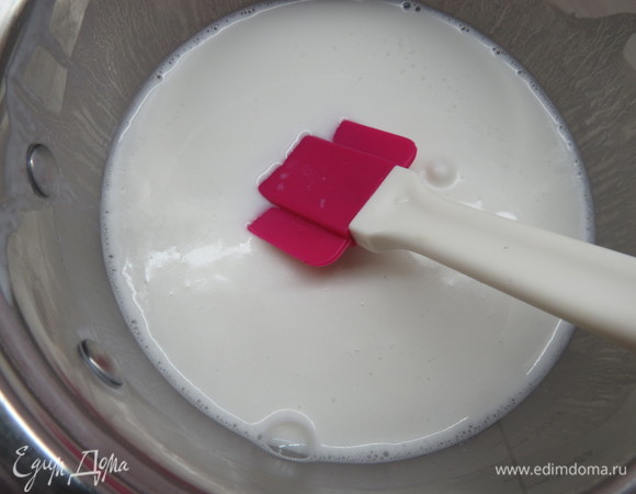 Готовим зеркальную глазурь. Замачиваем желатин. В одном сотейнике смешиваем сливки и молоко, доводим до кипения, убираем с огня. В другом сахар, воду и краситель нагреваем до 110°C и добавляем к молочной смеси, перемешиваем. Добавляем глюкозу и возвращаем сотейник на маленький огонь, мешаем до однородности. Убираем с огня и вводим желатин. Остужаем до 30°C (может и ниже, я больше смотрю не на температуру, а на консистенцию глазури).