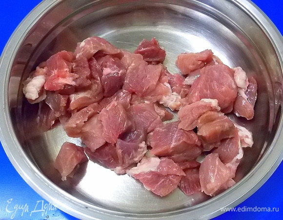 Вымыть и обсушить мясо. Порезать кусочками по 35–40 грамм.