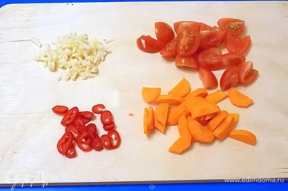 Чеснок мелко порубить, морковь почистить и порезать полукольцами. У перца убрать семена и мелко порезать, помидоры разрезать на 4 части.