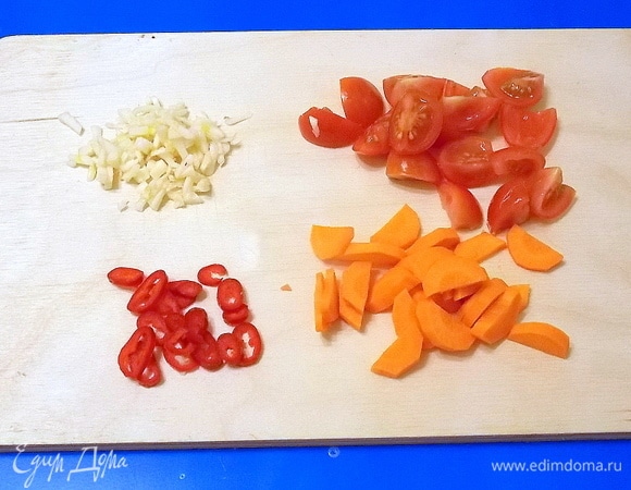 Чеснок мелко порубить, морковь почистить и порезать полукольцами. У перца убрать семена и мелко порезать, помидоры разрезать на 4 части.