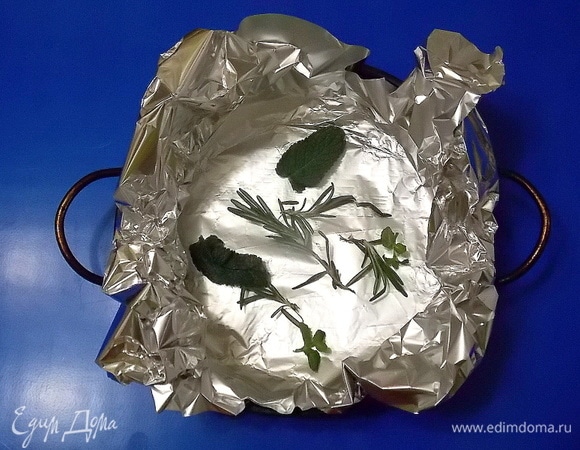 Форму для запекания, в которой будем подавать, выстелить плотной фольгой и уложить веточки мяты и розмарина.