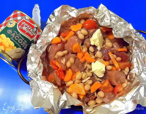 Положить мясо с овощами. Влить вино и положить кусочки масла.