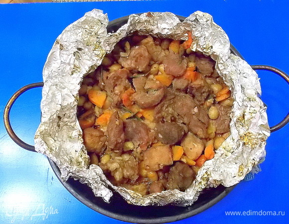 Запекать в горячей духовке при температуре 220°C в течение 25 минут, затем убавить температуру до 160°C и запекать еще 3 часа.