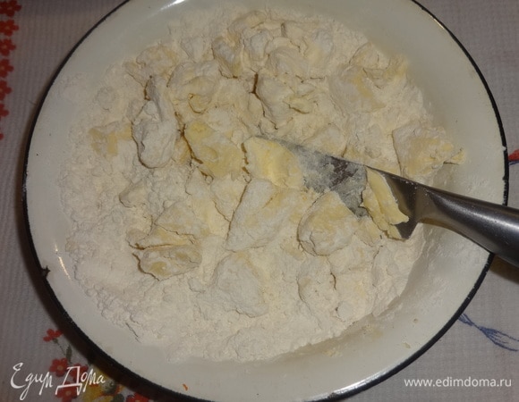 Муку просеять. Маргарин с мукой порубить ножом.