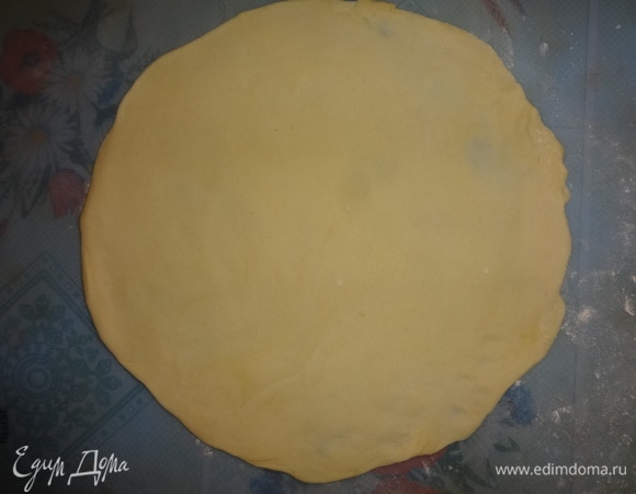 Затем тесто достать и разделить на части, ориентируясь на размеры своей формы. У меня получилось 16 частей. На подпыленном мукой столе или силиконовом коврике раскатать каждую часть в лепешку, как можно тоньше.