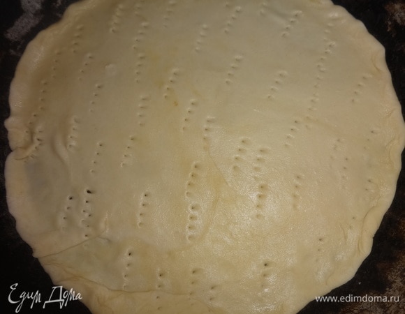 Перенести лепешку в форму и наколоть вилкой. Выпекать при 200–210°C сначала с одной стороны примерно 2–3 минуты.