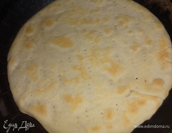 Затем перевернуть лепешку на другую сторону и выпекать примерно столько же, с другой стороны. Лепешки складывать стопкой и накрыть полотенцем, чтобы они оставались теплыми.