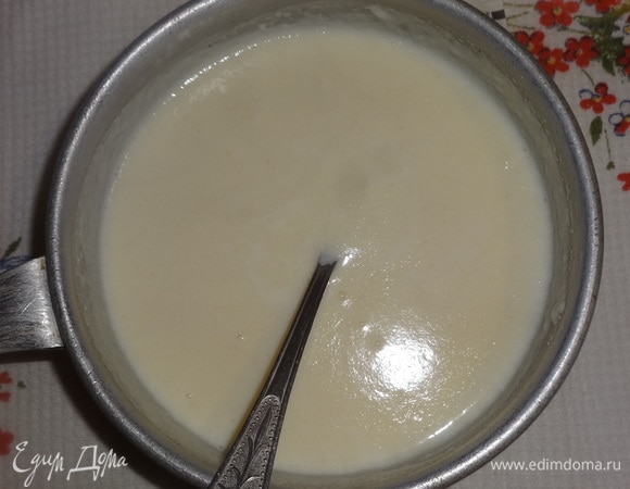 В молоко всыпать манную крупу ТМ «Националь», соль и ванилин, перемешать. Сварить густую манную кашу, остудить.