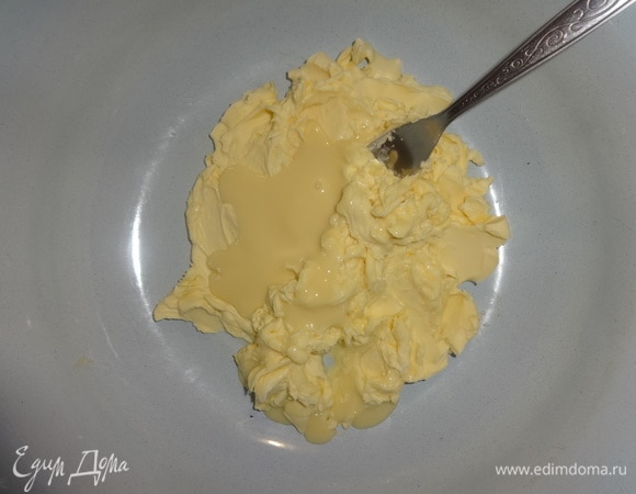 Размягченное сливочное масло взбить, постепенно добавлять сгущенку, продолжая взбивать.