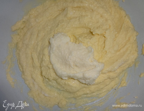 Затем порциями добавить манную кашу, продолжая взбивать крем.