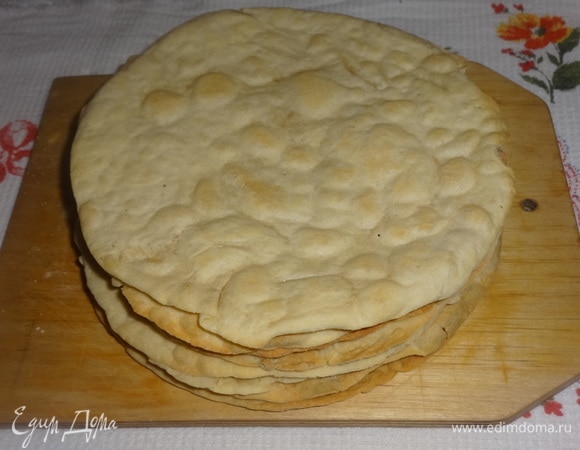 Лепешки разделить на 2 части: 7 и 8, одну лепешку измельчить в крошку.