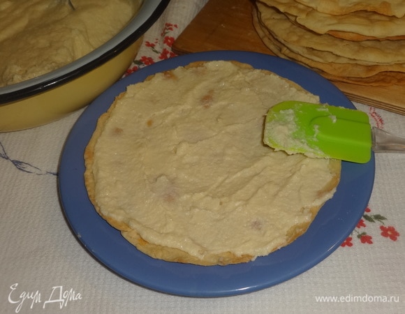 Смазать лепешки кремом, укладывая друг на друга.