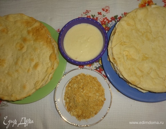 Я всегда оставляю немного крема, верхние лепешки сразу не смазываю, ставлю торты в холодильник, сверху кладу небольшой груз.