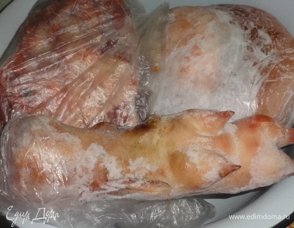 Все продукты для холодца я покупала заранее, т.к. в последние дни цены очень «кусаются». После покупки сразу же все подготовила: поскоблила, вымыла, обсушила и положила в морозилку. Заранее достать из холодильника все мясные продукты для холодца и разморозить при комнатной температуре.