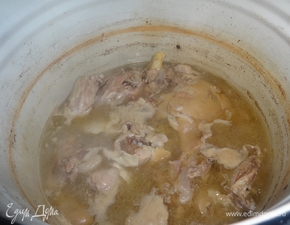 Положить в кастрюлю свиные ножки и рульку, залить водой. Воды я указала примерно, у меня большая 20-литровая кастрюля. Уровень воды, с учетом мяса, был больше половины. Довести бульон до кипения, снять пену, немного посолить. Положить в бульон целую очищенную луковицу, лавровый лист и перцы. Луковицу удалить через 1–1,5 часа. Варить без крышки на небольшом огне в течение 5–6 часов. Следить за готовностью мяса. Когда свинина будет уже почти готова, положить куриное мясо (у меня были крылышки, голени, бедра). Огонь сделать сильнее, дать закипеть, прикрутить и варить до готовности курицы. По окончании варки жидкость должна увариться более чем на половину от первоначального уровня.